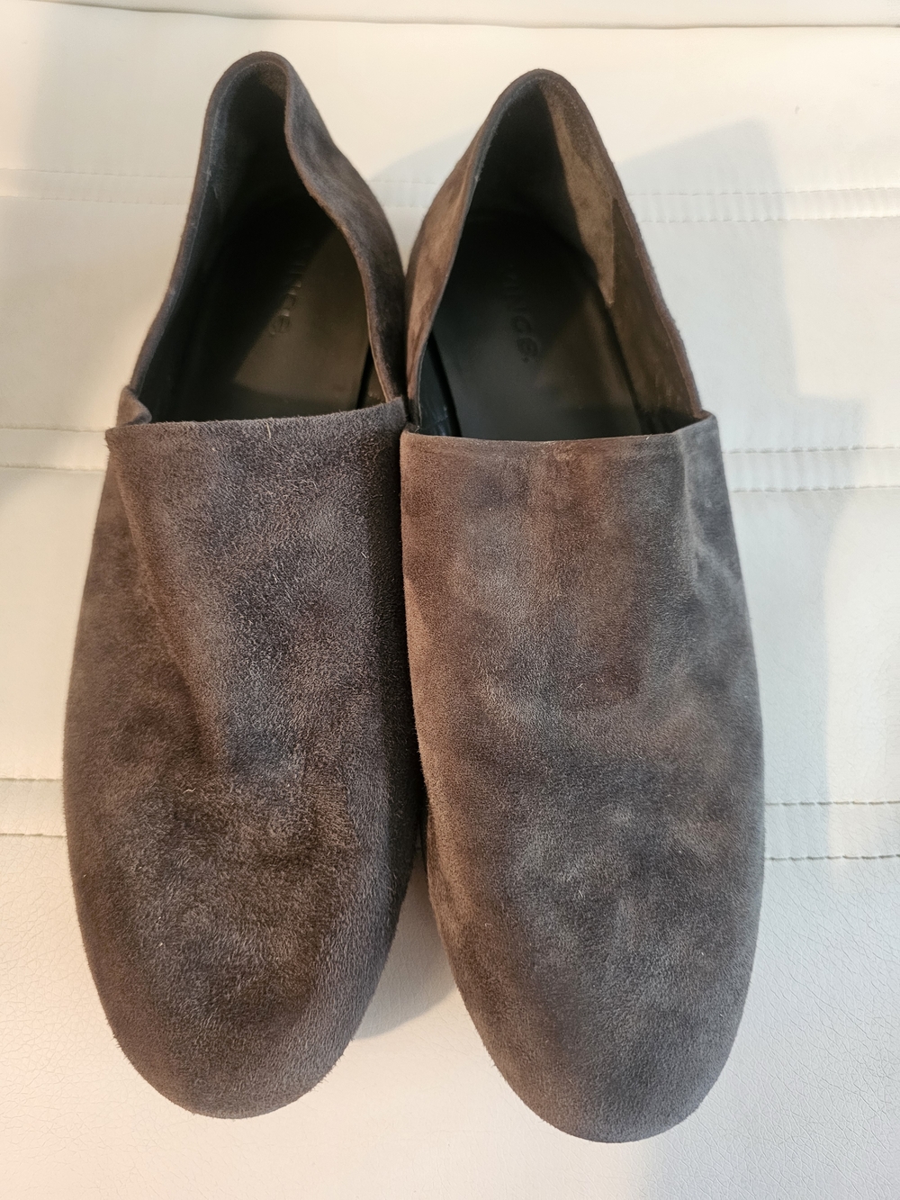 VINCE VERO CUOIO GRAY SUEDE FLATS. GREAT CONDTION. Size 9